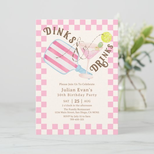 Chic Checkered Dinks & Drinks Pickleball Geburtsta Einladung (Stehend Vorderseite)