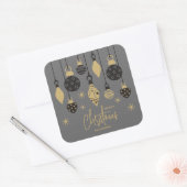 Chic Christmas Ornaments auf Grau Quadratischer Aufkleber (Umschlag)