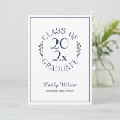 Chic Class of 2025 Navy White Graduation Party Einladung (Stehend Vorderseite)