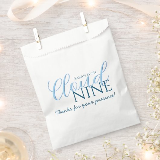 Chic Cloud Nine Modern Script Brautparty Geschenktütchen (Ausgeschnitten)