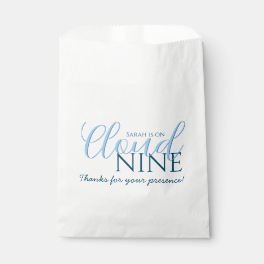 Chic Cloud Nine Modern Script Brautparty Geschenktütchen (Vorderseite)