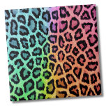 Chic Colorful Leopard Muster Fliese<br><div class="desc">Spaß und lebhaftes Leopardenblatt wie eine bestimmte Marke, die wir alle in den 90er Jahren lieben und die sich wieder in der Beliebtheit erfreut! Das Foto zeigt die Textur, die es so aussehen lässt, als sei es weiches Fell oder Stoff. Farbe hat viele Schattierungen des Regenbogens gegen ein schwarzes Leoparden...</div>