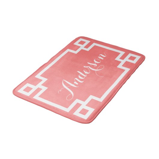 Chic Coral und White Griry Key Custom Monogram Badematte (Schrägansicht)