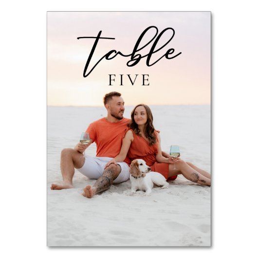 Chic Couple Foto Wedding Black Script Overlay Tischnummer (Rückseite)