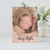 Chic Custom Baby Foto Name Script Birth Ankündigung (Stehend Vorderseite)