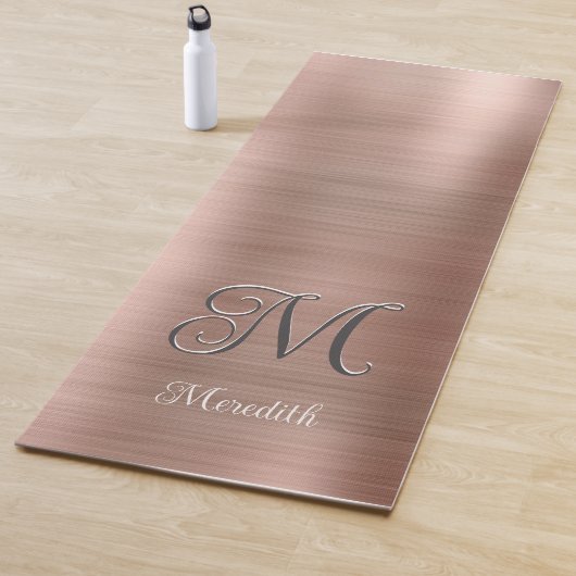 Chic Custom Monogram Pink Brushed Metallic Script Yogamatte (Beispiel)