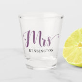 Chic Custom Mrs Newlywed Typography Schnapsglas (Vorderseite)