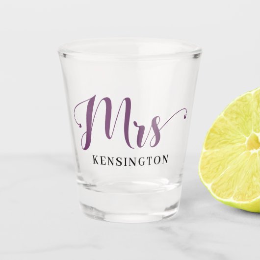 Chic Custom Mrs Newlywed Typography Schnapsglas (Vorderseite)