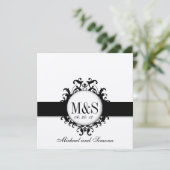 Chic Damask Monogramme Hochzeitscreme Einladung (Stehend Vorderseite)