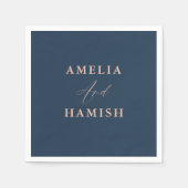 Chic Dark Blue & Rose Gold Foliage Hochzeit Serviette (Vorderseite)