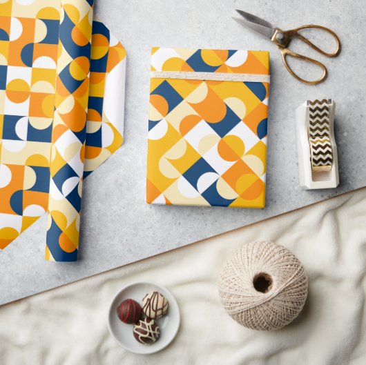 Chic Dark Blue Sunny Yellow Circles Art Pattern Geschenkpapier (Kunsthandwerk)