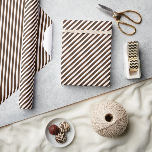 Chic Dark Coffee Brown White Stripes Muster Geschenkpapier (Kunsthandwerk)