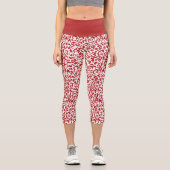 Chic Dark Red White Damask Blumenmuster Capri Leggings (Vorderseite)