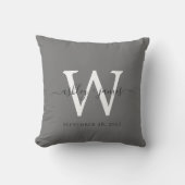 Chic Dark White Monogram Wedding Keepake Kissen (Vorderseite)