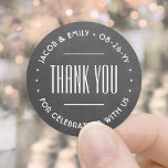 Chic Deko Typografie Vielen Dank Imitate Chalkboar Runder Aufkleber<br><div class="desc">Fügen Sie eine elegante Touch zu Hochzeit Dankeschön-Karten und Empfang-Gastgeschenke mit rund personalisierten Aufklebern / Umschlag Aufklebern. Alle Formulierungen auf dieser Vorlage sind einfach zu personalisieren für ein Brautparty, Jubiläum, Gelbverlängerung oder andere Anlässe. Der Text in einem Kreis kann in einen Namen und eine Adresse geändert werden, um schicke, moderne...</div>