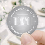 Chic Deko Typografie Vielen Dank Silver Imitate Fo Runder Aufkleber<br><div class="desc">Fügen Sie eine elegante Touch zu Hochzeit Dankeschön-Karten und Empfang-Gastgeschenke mit rund personalisierten Aufklebern / Umschlag Aufklebern. Alle Formulierungen auf dieser Vorlage sind einfach zu personalisieren für ein Brautparty, Jubiläum, Gelbverlängerung oder andere Anlässe. Der Text in einem Kreis kann in einen Namen und eine Adresse geändert werden, um schicke, moderne...</div>