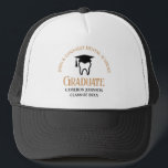 Chic Dental School Custom Dentist Abschluss Truckerkappe<br><div class="desc">Dieser schicke Abschluss für Zahnarztpraxis,  der einen Zahn trägt,  der für den Zahnarztdiplom 2024 eine Abstufungshülle trägt. Passen Sie sich mit Ihrem geschlossen Jahr an für ein großes personalisiertes Geschenk für Zahnheilkunde,  Kieferorthopädie oder Zahnarzt Abschluss.</div>