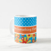 Chic Ditsy Orange und Red Floral Pattern auf blau Kaffeetasse (Vorderseite Links)