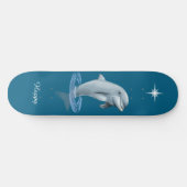Chic Dolphin, Custom Star & Script auf Ocean Blue Skateboard (Horizontal)