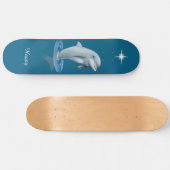 Chic Dolphin, Custom Star & Script auf Ocean Blue Skateboard (Horizontal)