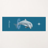 Chic Dolphin, Custom Star & Script auf Ocean Blue Yogamatte (Vorderseite (Horizontal))