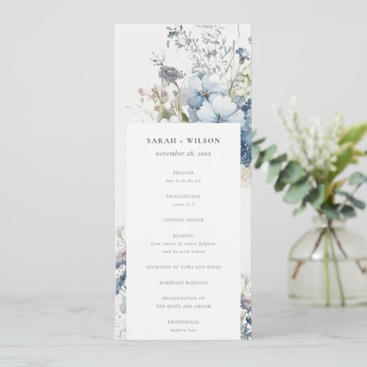Chic Dusky Blue Hütte Floral Wedding Program Einladung (Stehend Vorderseite)