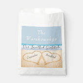 Chic Dusty Blue Beach Hochzeit 2 Herzen in Sand Geschenktütchen (Vorderseite)