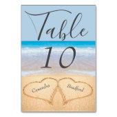 Chic Dusty Blue Beach Hochzeit 2 Herzen in Sand Tischnummer (Vorderseite)