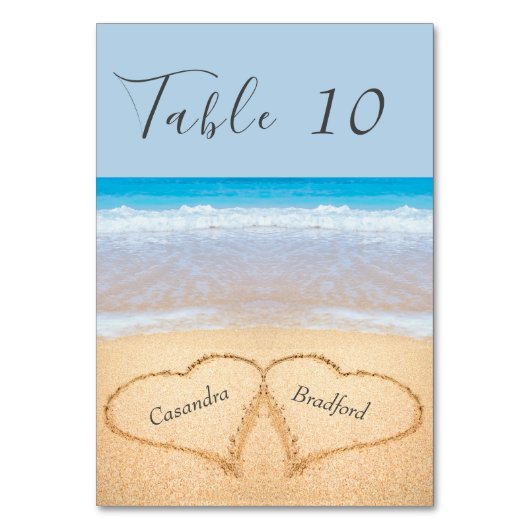 Chic Dusty Blue Beach Hochzeit 2 Herzen in Sand Tischnummer (Rückseite)