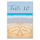 Chic Dusty Blue Beach Hochzeit 2 Herzen in Sand Tischnummer (Vorderseite)