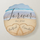 Chic Dusty Blue Beach Paares Hearts Sand Rundes Kissen (Rückseite)