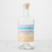 Chic Dusty Blue Beach Wedding 2 Heart Sand Alkoholflaschenetikett (Vorderseite)