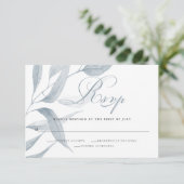 Chic Dusty Blue Foliage Wedding Response RSVP Karte (Stehend Vorderseite)