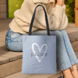 Chic Dusty Blue Heart Personalisiert Tasche<br><div class="desc">Diese staubige blaue Tasche ist mit Ihrem Namen in einem einfachen Schriftart über einem großen weißen Herz personalisiert. Ideal für Sie,  für Ihre Brautmädchen,  Buchklub,  Abschluss Geschenk,  Geburtstagsgeschenk,  Geschenk des Lehrers oder jeden Anlass. MEHR Farben in unserem Geschäft.</div>