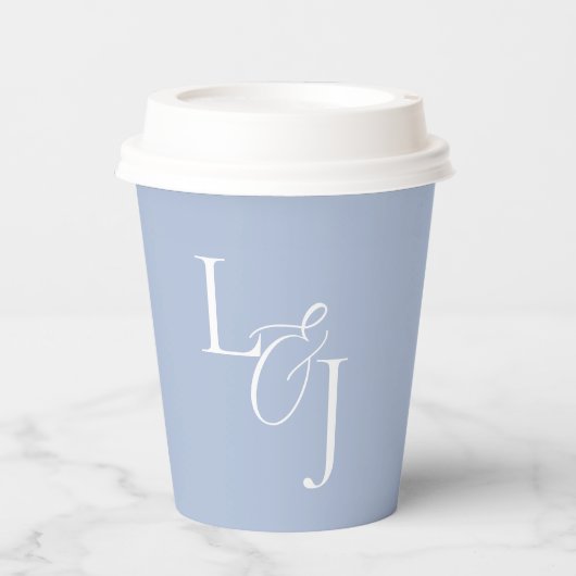 Chic Dusty Blue Monogram Script Event Wedding Pappbecher (Vorderseite)