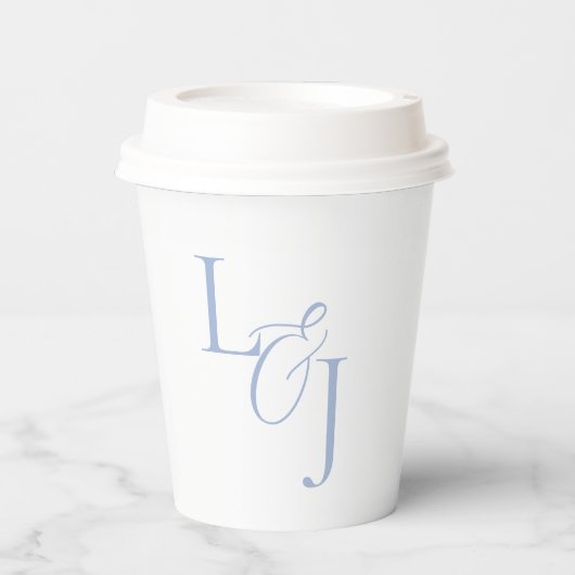 Chic Dusty Blue Monogram Script Event Wedding Pappbecher (Vorderseite)
