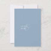 Chic Dusty Blue Monogram Wedding RSVP (Rückseite)