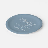Chic Dusty Blue Personalisiert Coastal Wedding Pappteller (Schrägansicht)