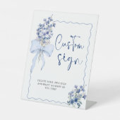 Chic Dusty Blue Ribbon Bow Custom Brautparty Sockelschild (Vorderseite)