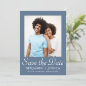 Chic Dusty Blue Script Foto Wedding Save the Date (Stehend Vorderseite)