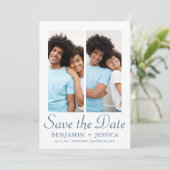 Chic Dusty Blue Script Foto Wedding Save the Date (Stehend Vorderseite)
