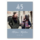 Chic Dusty Blue und White Hand Letter Wedding Tischnummer (Rückseite)