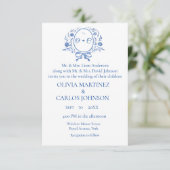 Chic Dusty Blue Wappen Monogram Einladung (Stehend Vorderseite)