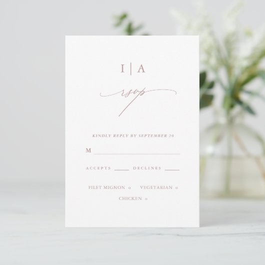Chic Dusty Rose Monogram Wedding Rsvp Karte (Stehend Vorderseite)