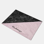 Chic Elegant Black Pink Marmor personalisieren Fußmatte (Schrägansicht)