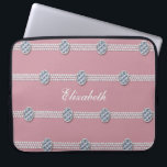 Chic Elegant Diamond Pearl | Pink Luxury Laptopschutzhülle<br><div class="desc">Chic Elegant Diamond Pearl | Pink Luxury Laptop Computer Sleeve. Umgeben Sie Ihren Laptop in Luxus mit diesen Imitaten Kristall und Perlen Stränge. Einfach anpassen, indem Sie Ihren eigenen Namen hinzufügen oder mit einem Monogramm personalisieren! Dieser Hintergrund ist rot, die Rose rosa, kann aber durch Anklicken von "Weiter anpassen" auf...</div>