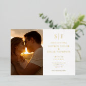 Chic Elegant Monogram Foto Wedding Gold Folieneinladung (Stehend vorne)