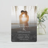Chic Elegant Wavy Black Abstrakt Foto Hochzeit Einladung (Stehend Vorderseite)