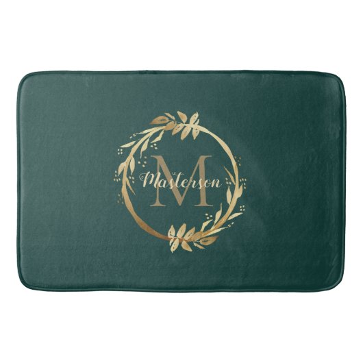 Chic Emerald Green Gold Monogram Eukalyptus Wreath Badematte (Vorderseite)