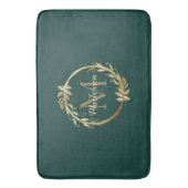 Chic Emerald Green Gold Monogram Eukalyptus Wreath Badematte (Vorderseite Vertikal)